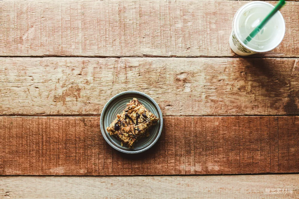 高清摄影  棕色和黑色食物在白色的圆形陶瓷碗中