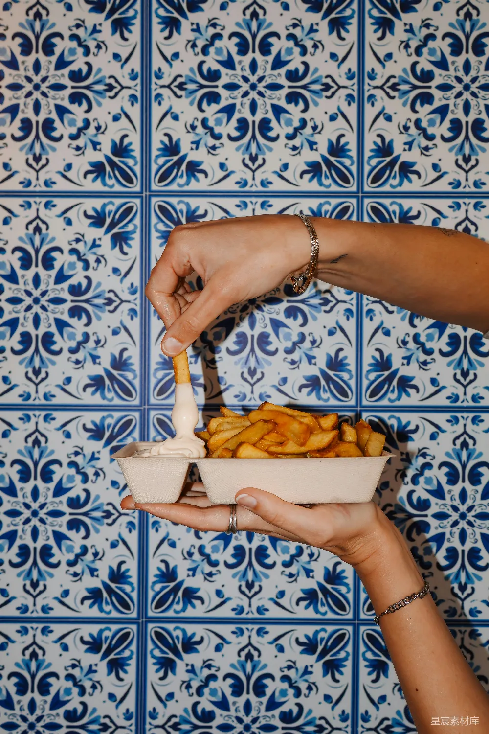 高清摄影  将法式 fries 滴入浓酱中