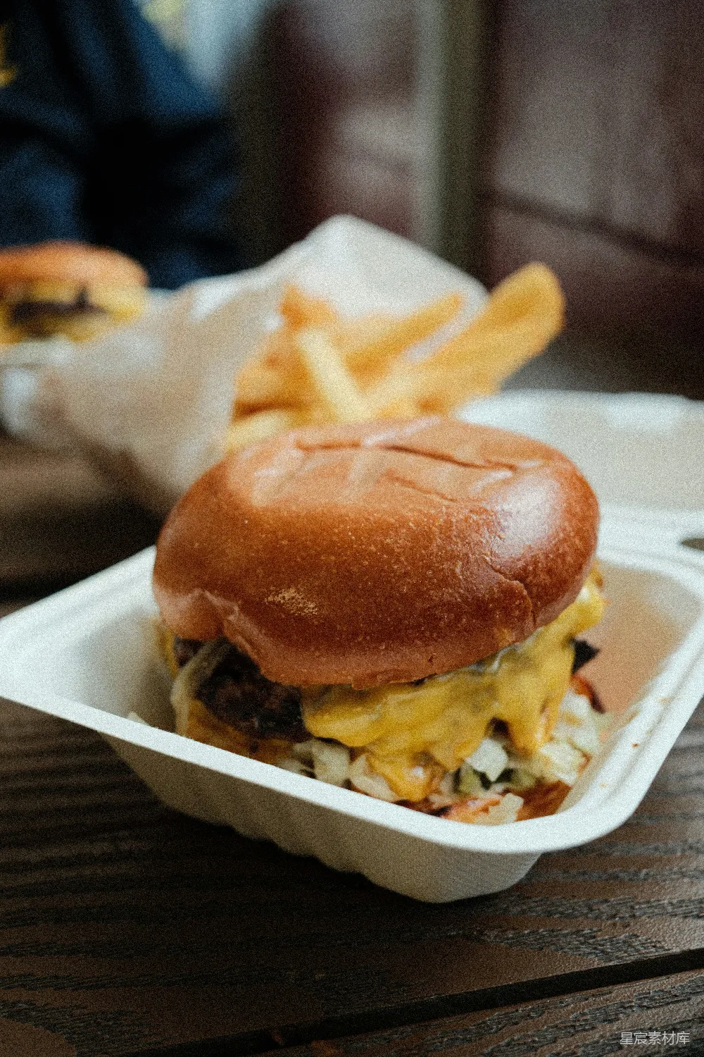 高清摄影 芝士汉堡配 melted cheese 和 onions，配以炸薯条。