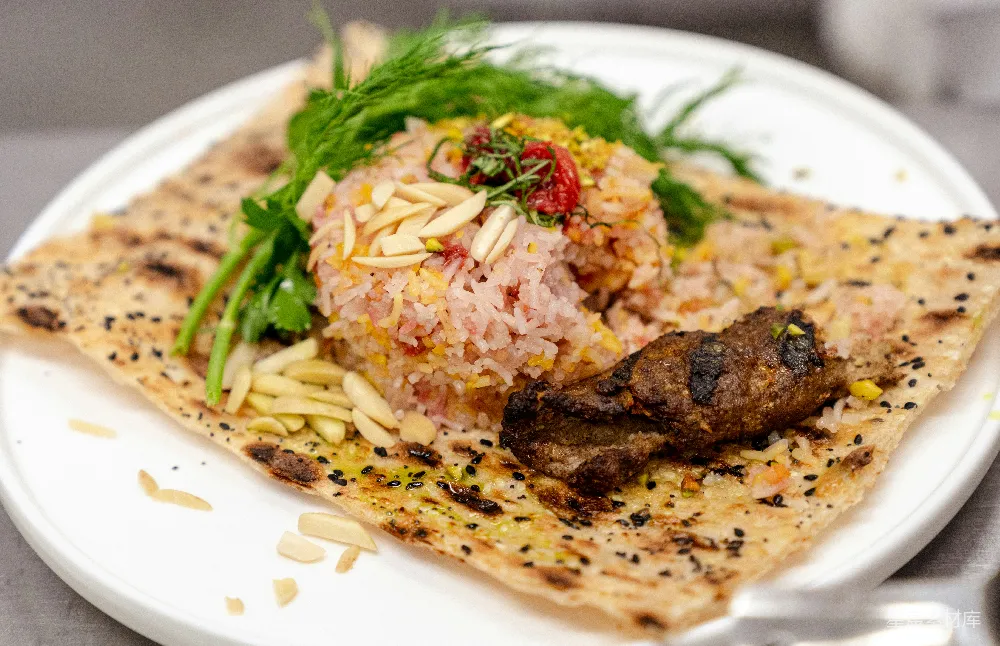 高清摄影  以米为主料，搭配肉类和香草的 gourmet 美食