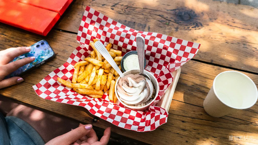 高清摄影 法式 fries 和 冰淇淋 用 棋盘纸 服务