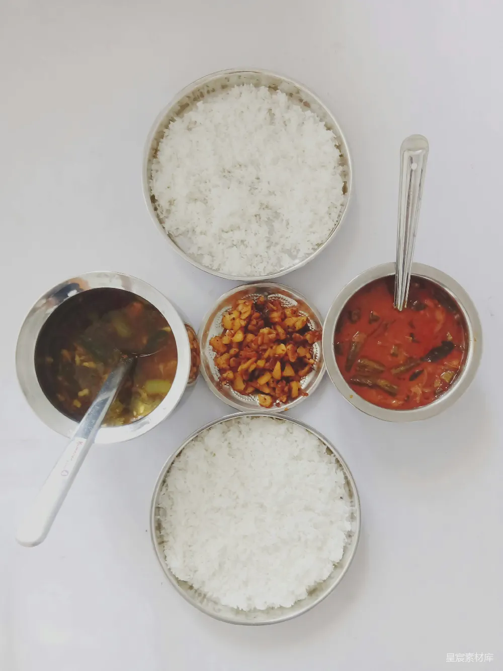 高清摄影 四个碗里的食物排列成一圈