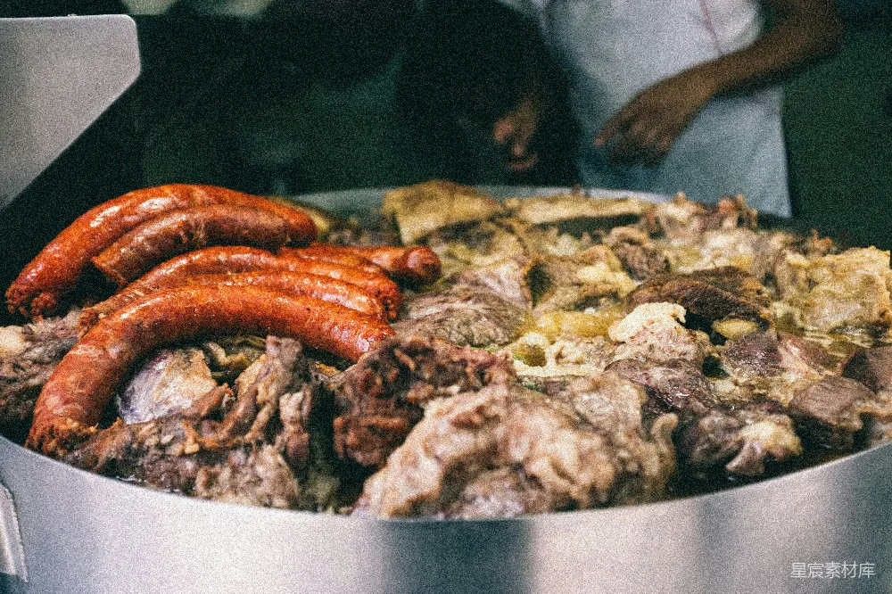 高清摄影  熏肉放在灰色钢架上
