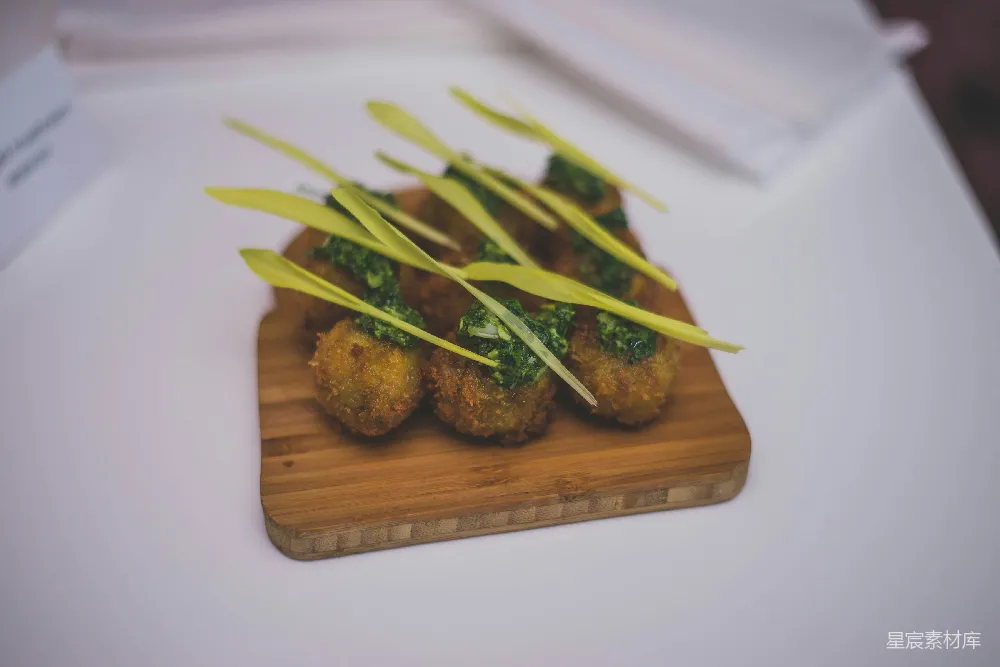 高清摄影 一块木制的砧板上面放着食物，放在桌子上。