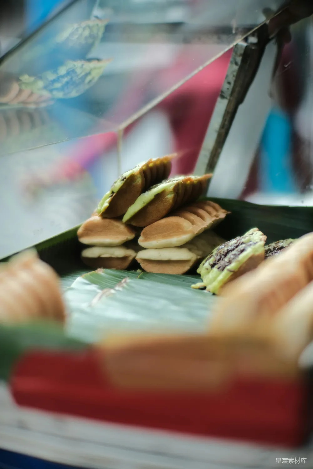 高清摄影  一个手拿着饼干