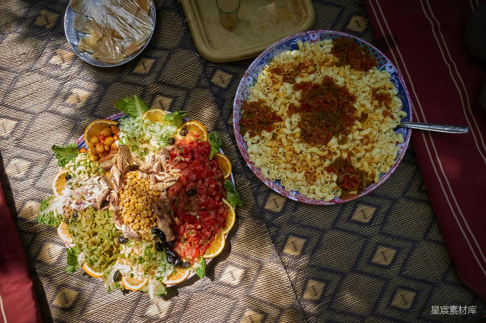 高清摄影 桌子上摆放着几 plates 的食物。