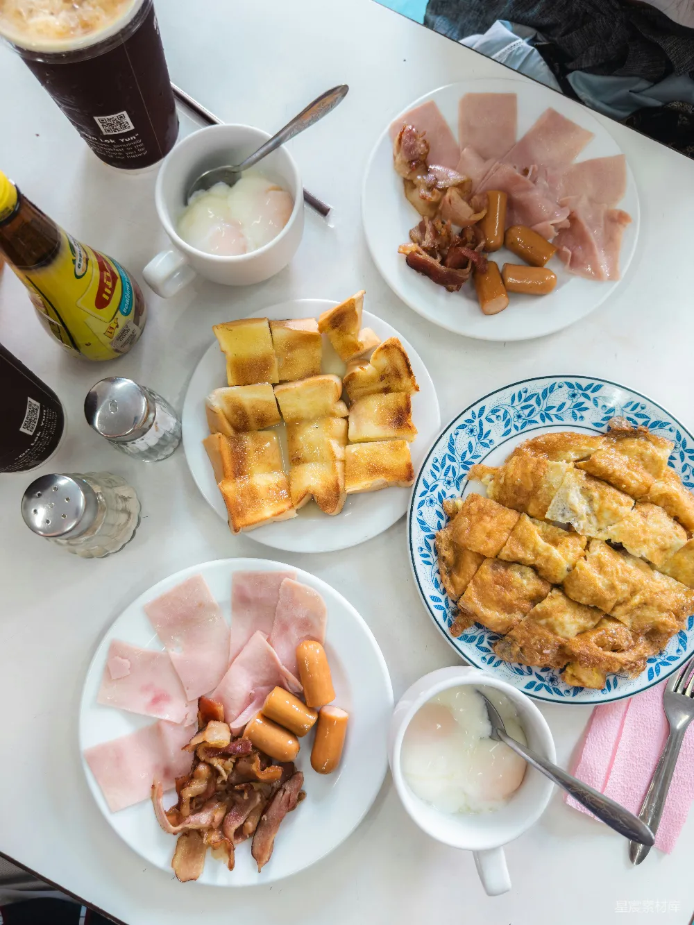 高清摄影 一张桌子上摆放着装有食物和饮料的盘子