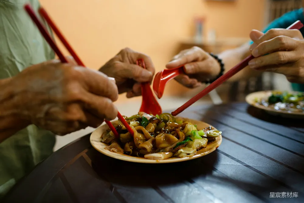 高清摄影 人们用筷子和勺子吃饭。