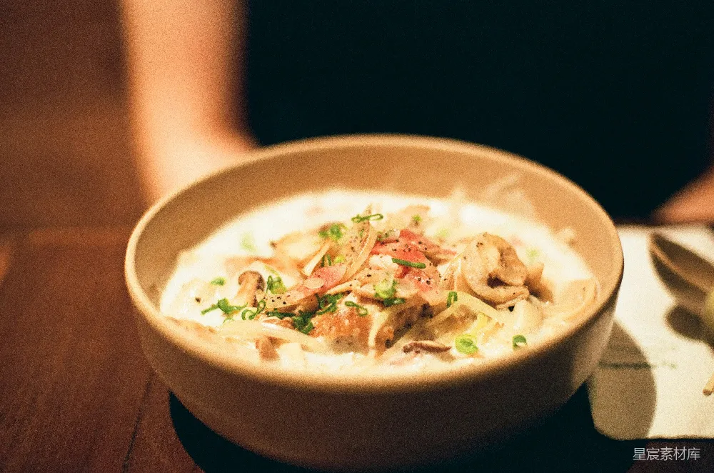 高清摄影 白色陶瓷圆形盘子，盘中配以绿色和棕色的装饰。
