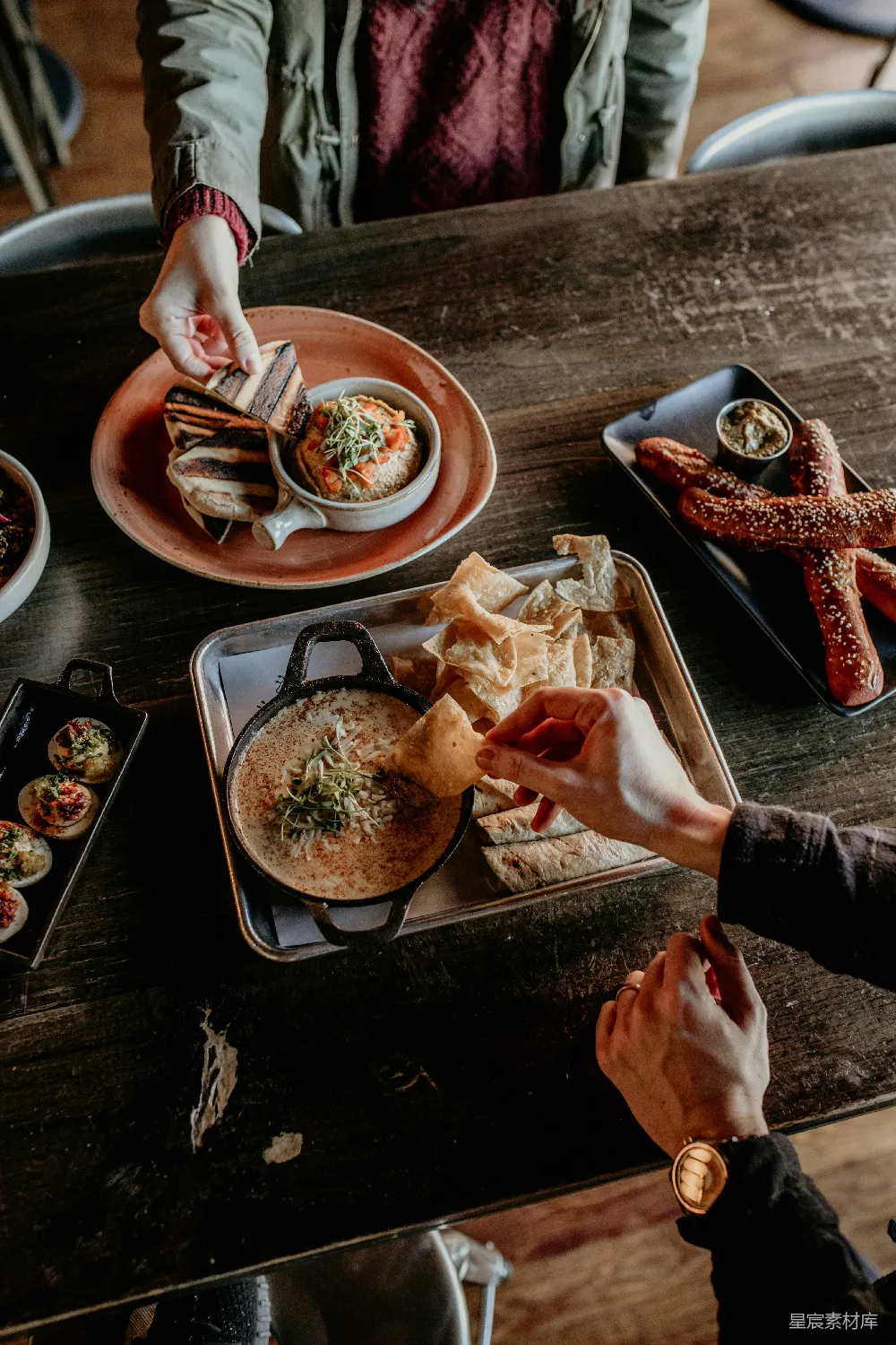 高清摄影  一个手持食物盘的人