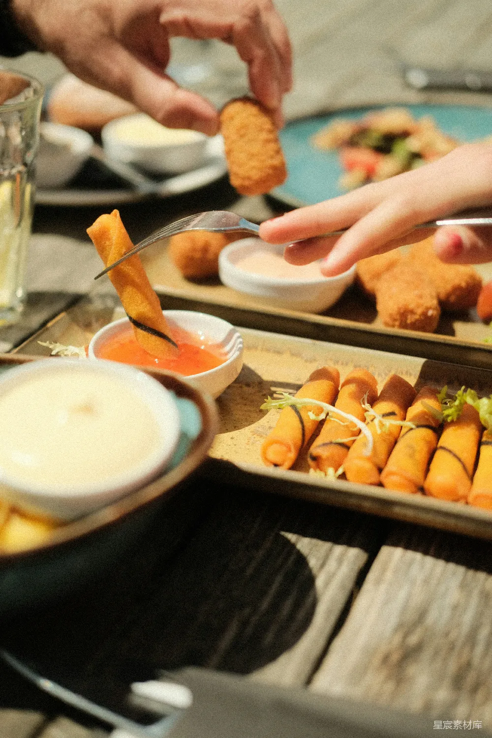 高清摄影 桌子上放着食物。