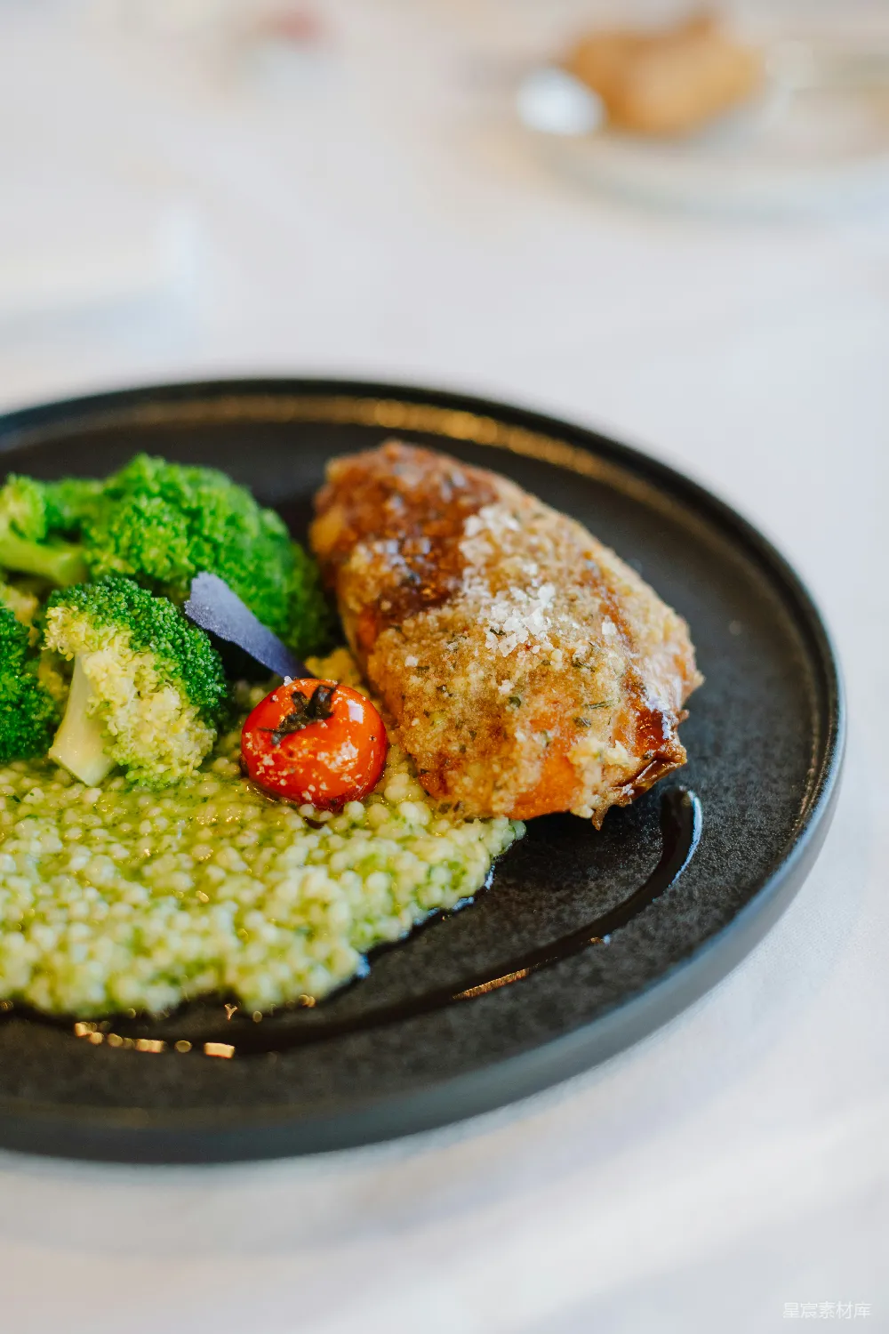 高清摄影 一块黑色的盘子上 topped 与 肉类和蔬菜