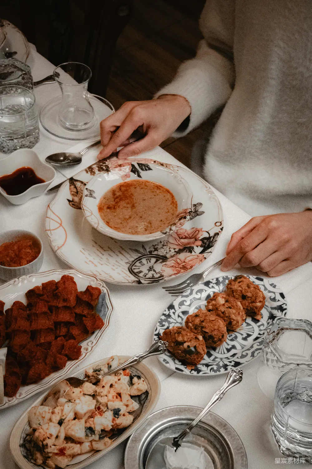 高清摄影 一个人在桌上享用多道菜肴。