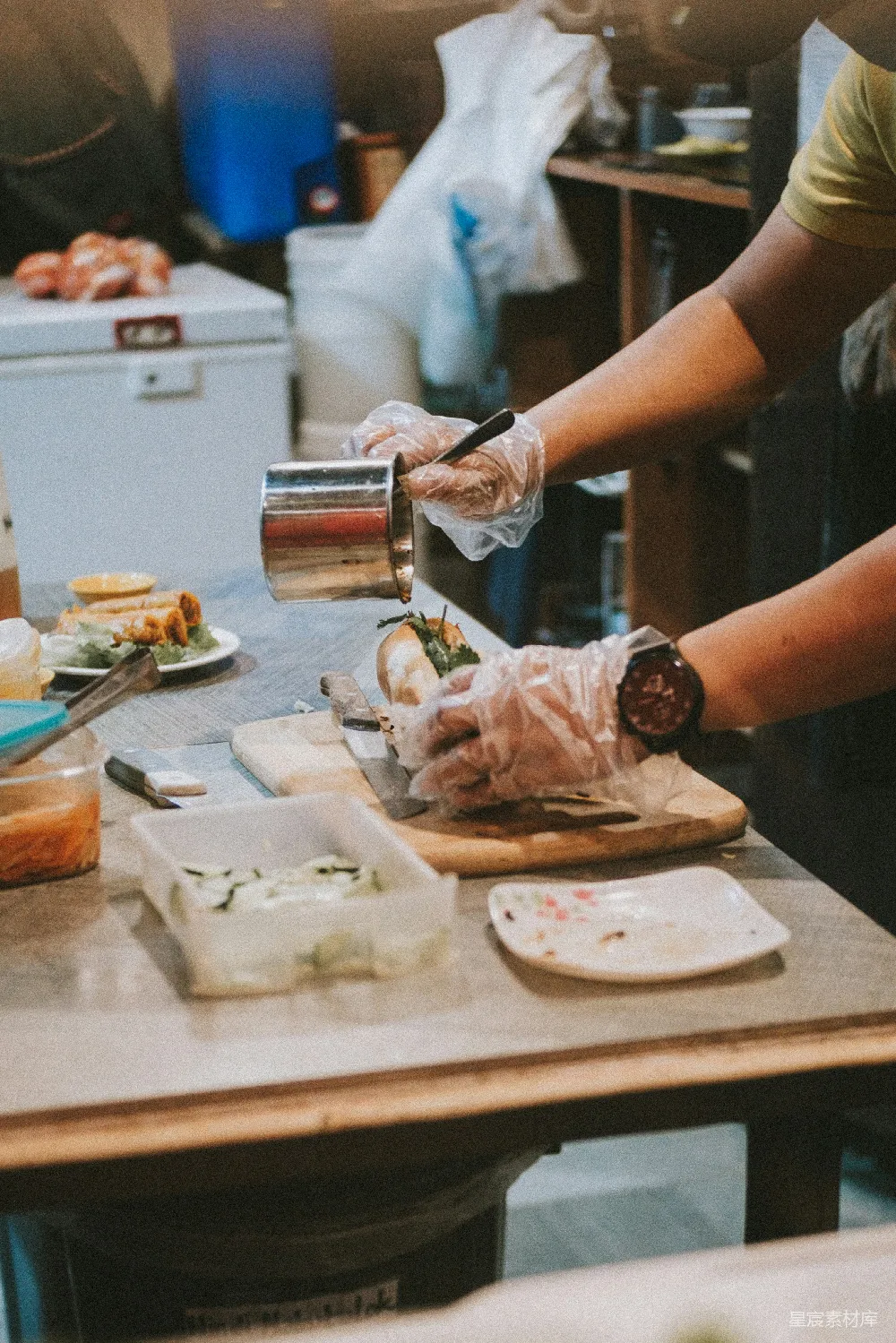 高清摄影  厨房里一个人在砧板上准备食物