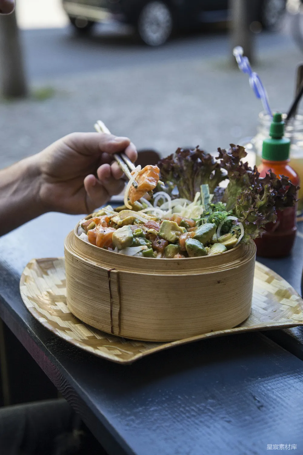 高清摄影  一个人用筷子吃饭