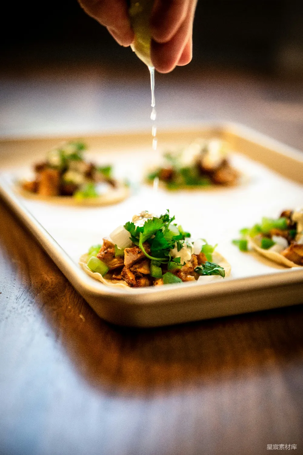 高清摄影 人将水果挤在餐盘上的食物上