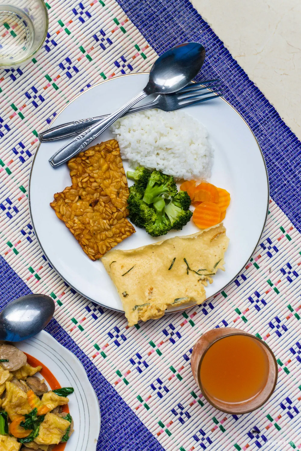 高清摄影  油炸食物放在白色陶瓷盘中