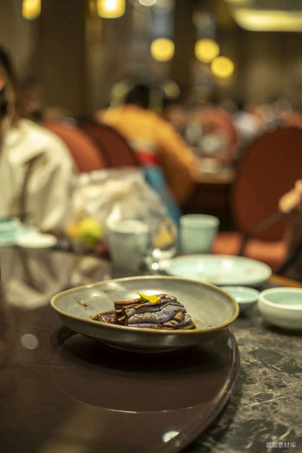 高清摄影  餐厅里摆放的一盘食物。
