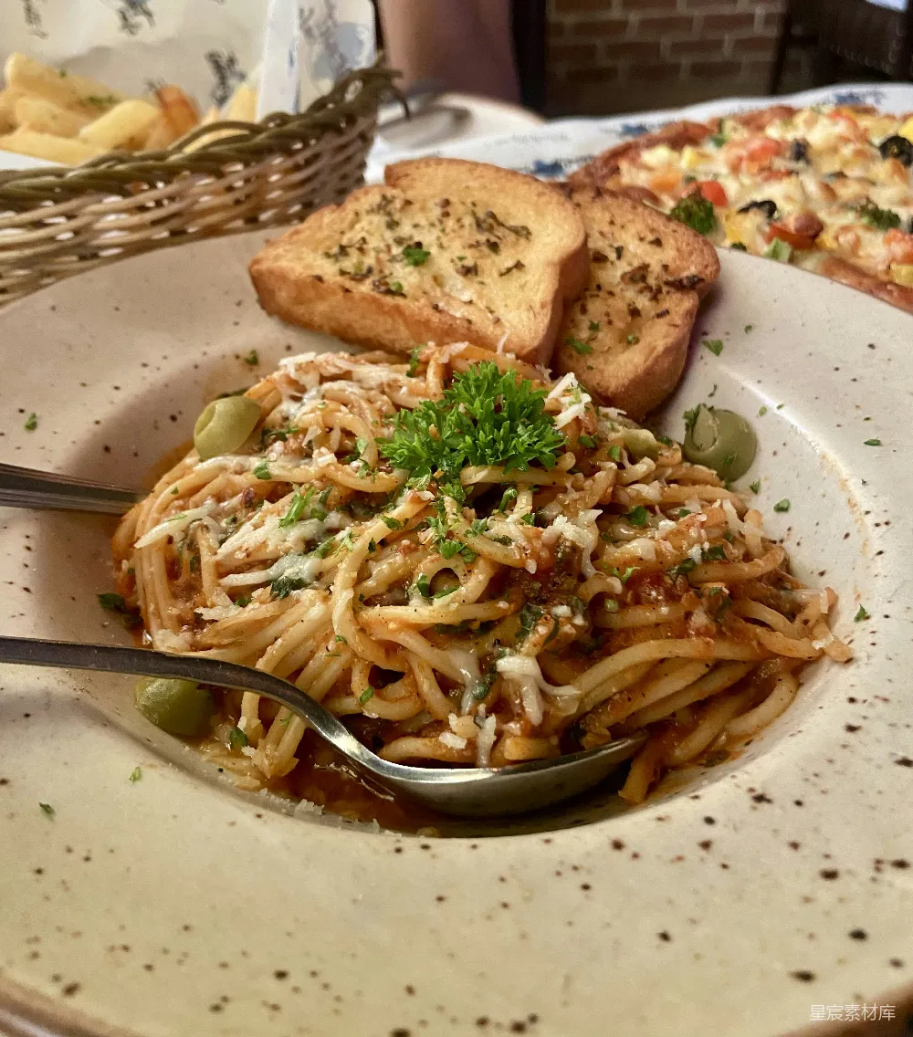 高清摄影  Plate上一份美味的蒜香 spaghetti 和 garlic bread。