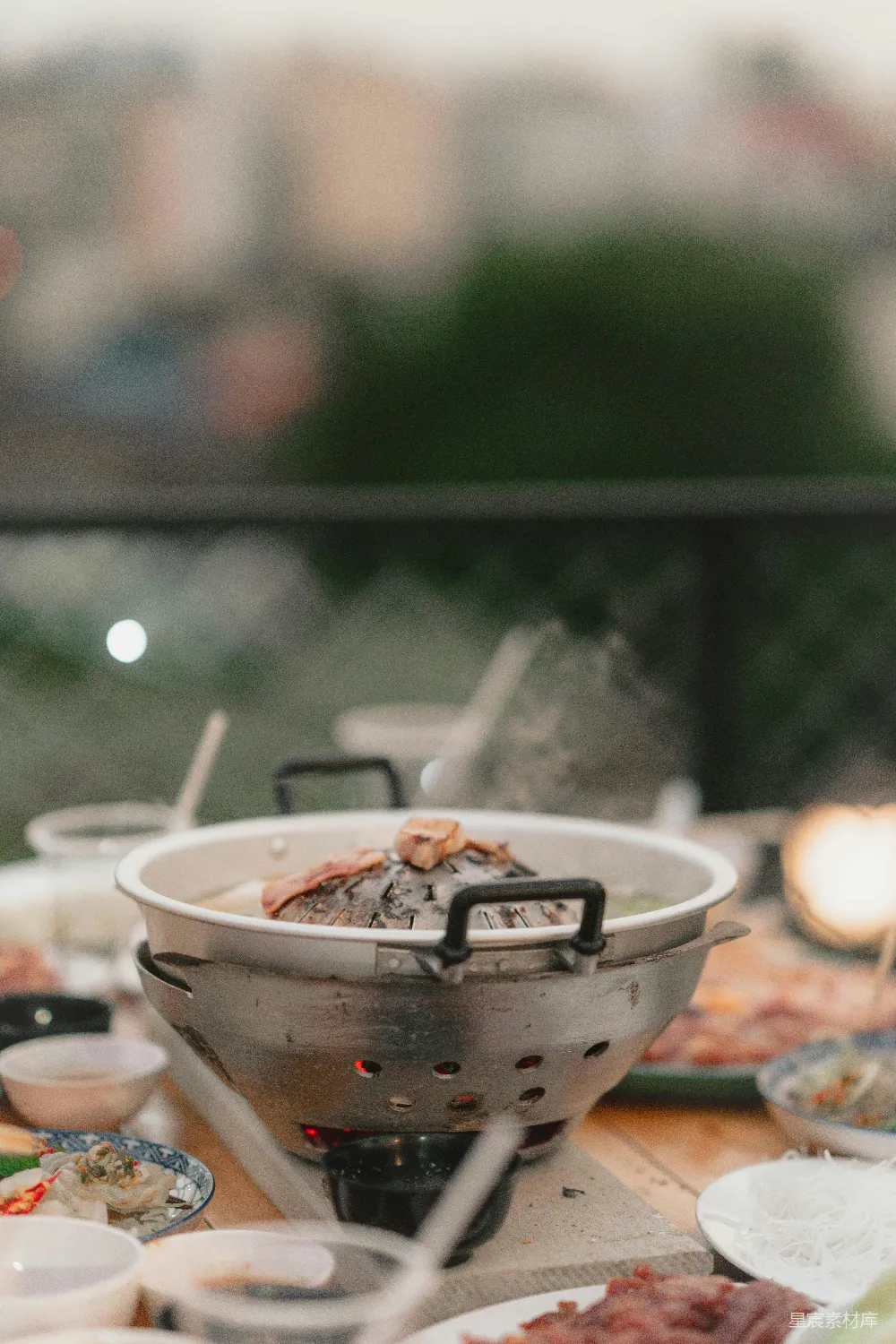 高清摄影  一张桌上堆满了各种食物的盘子
