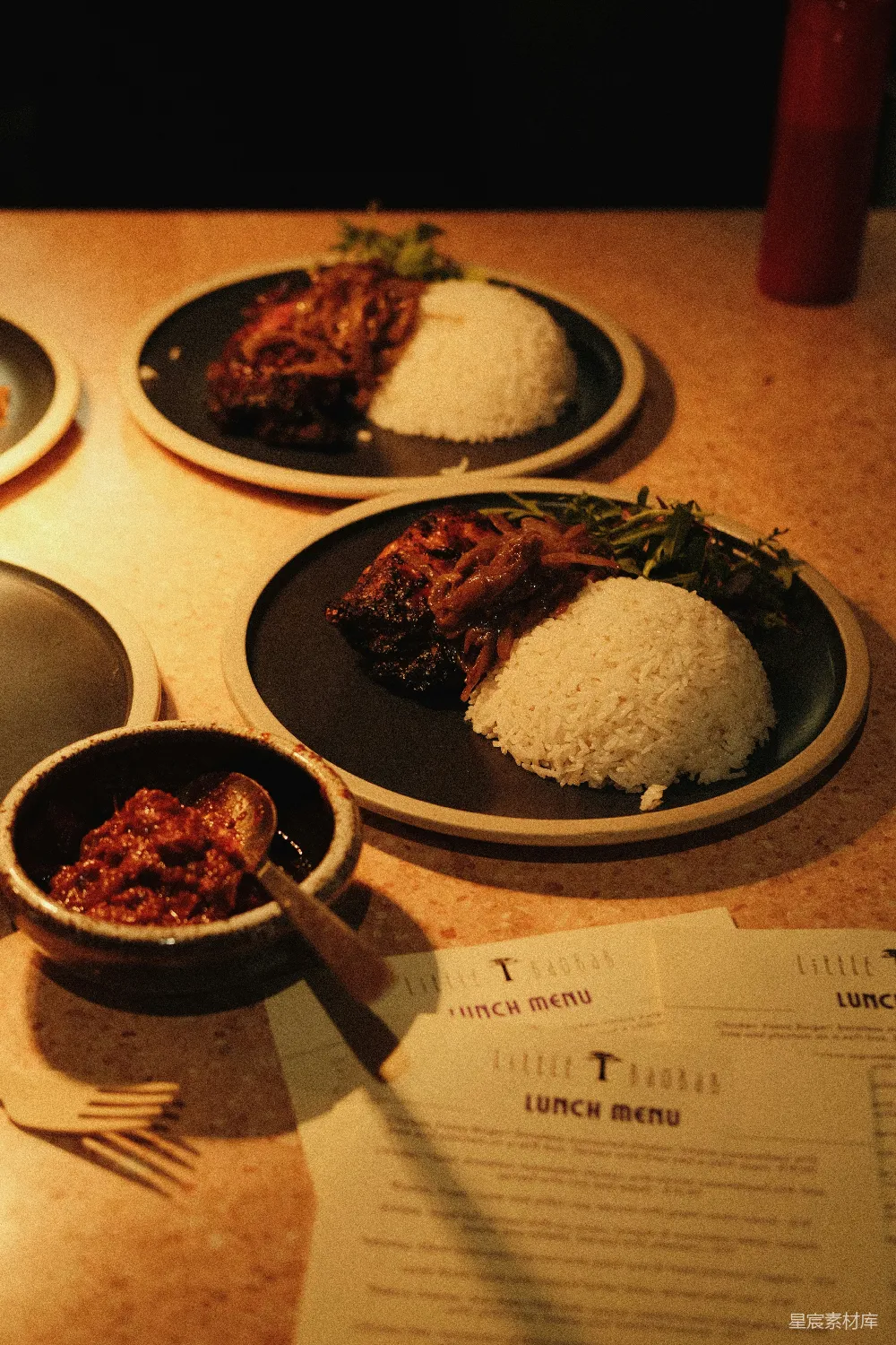 高清摄影  桌子上摆满了米饭和食物的盘子。