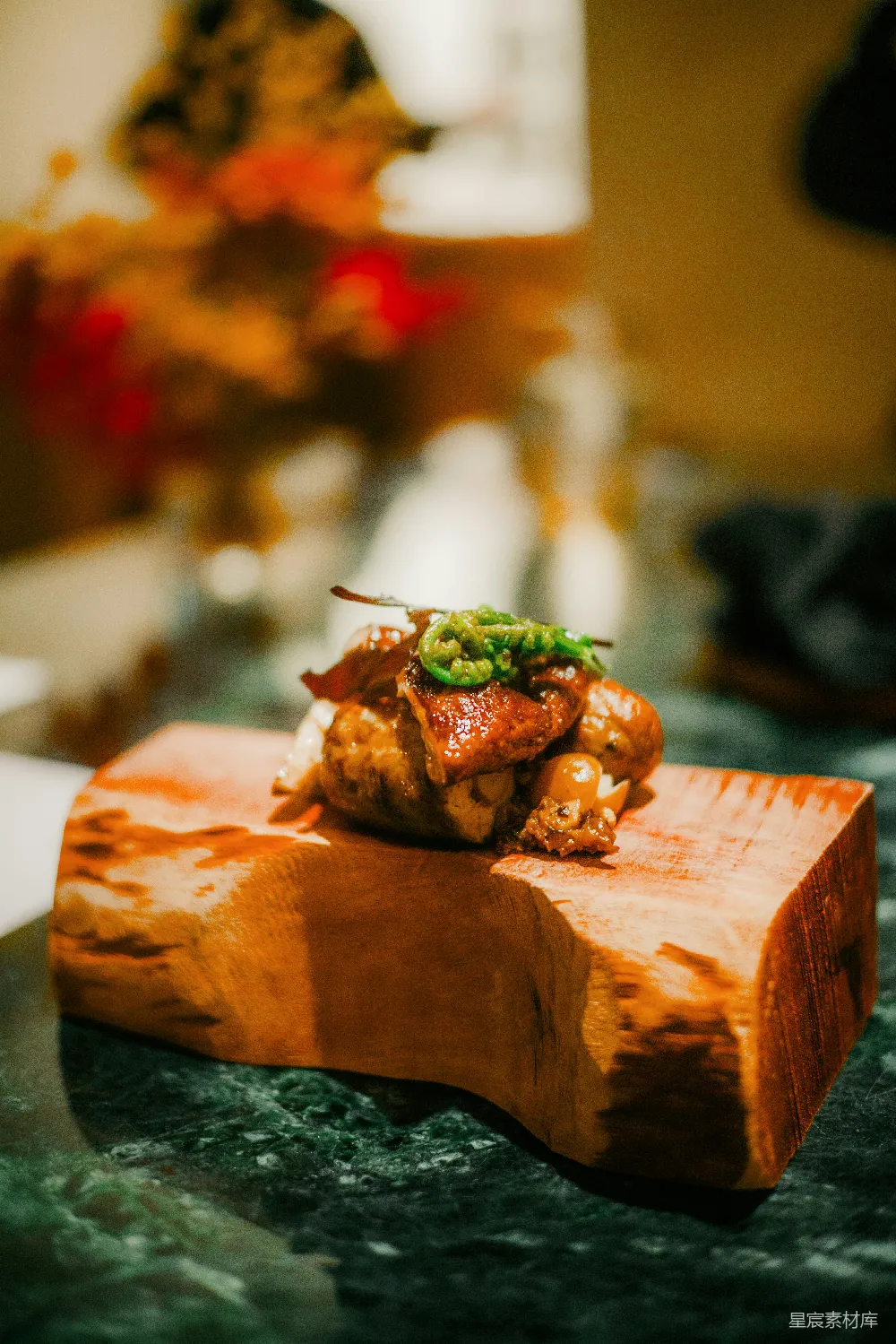 高清摄影 木块上 served gourmet food
