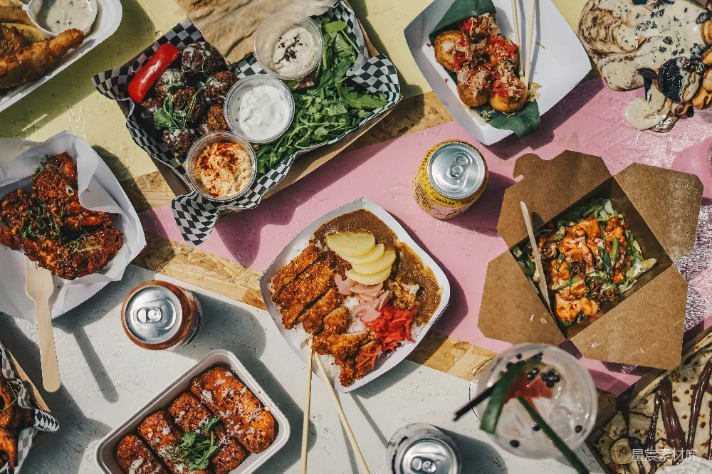 高清摄影  一张桌上堆满了各种不同类型的食品