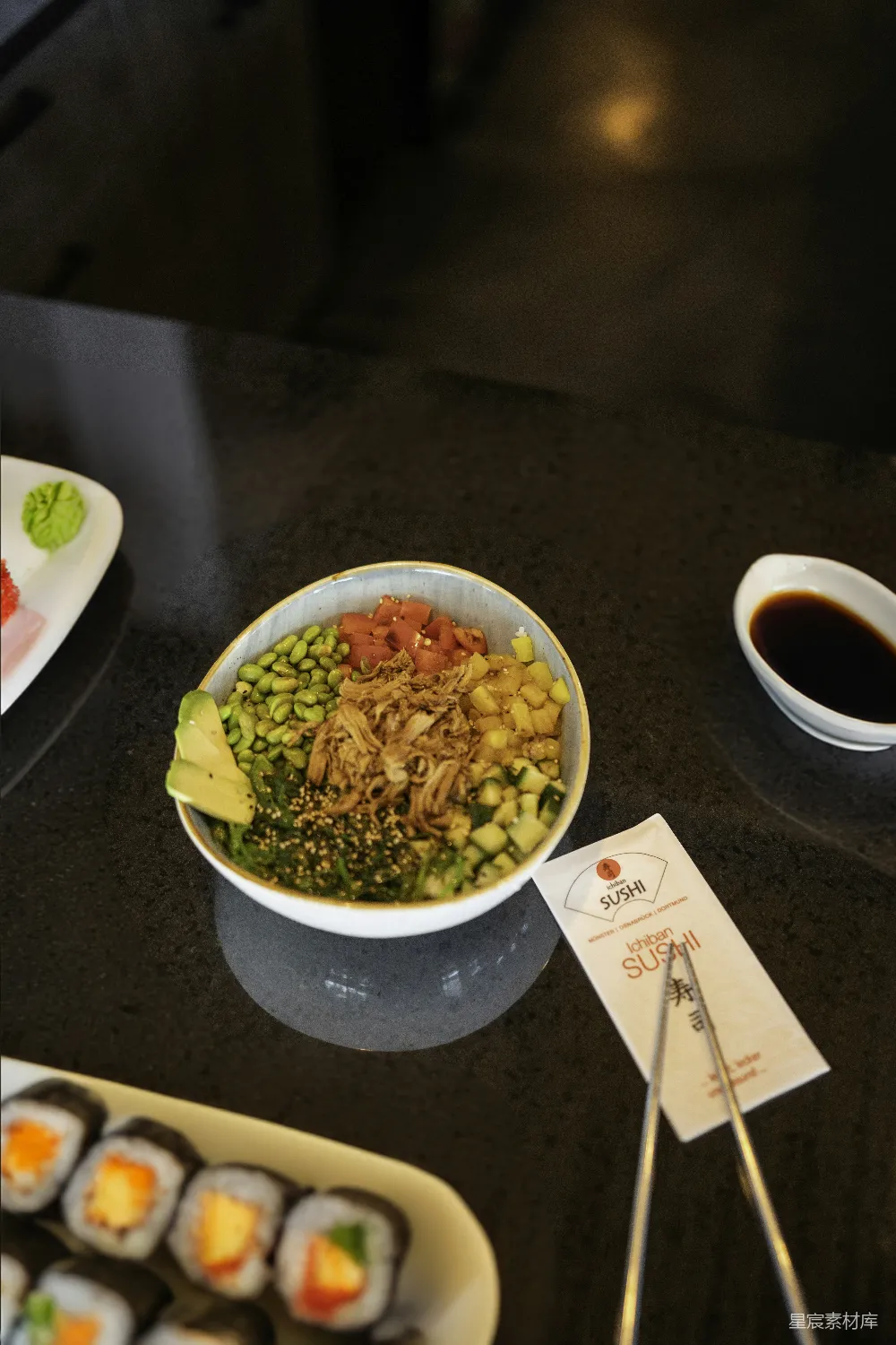 高清摄影 旅行 壁纸 黑暗柜台上的新鲜寿司卷和 poke bowl。