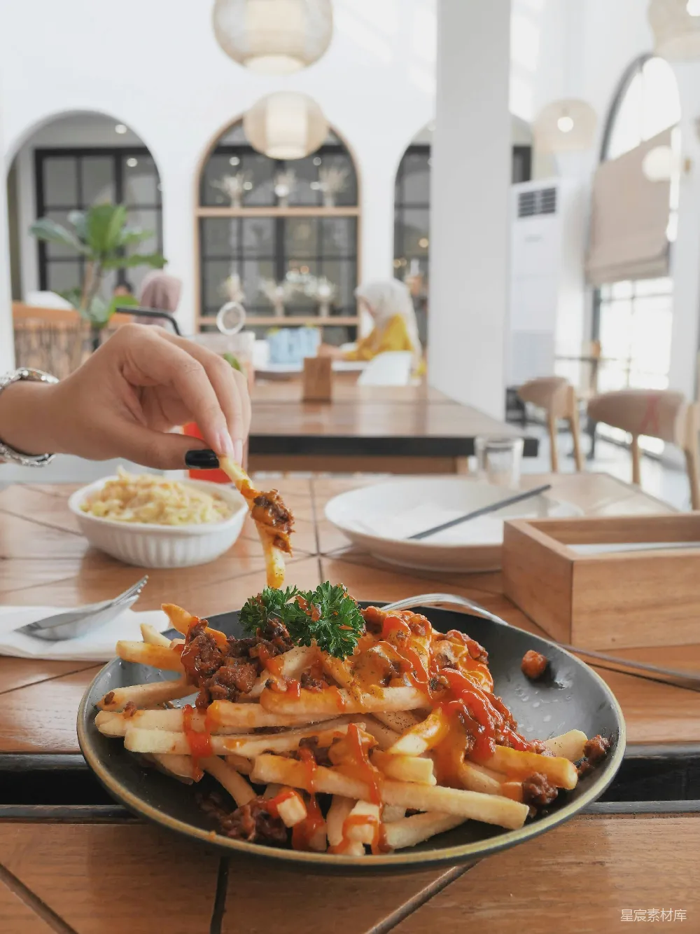 高清摄影 餐厅里一张桌子上的盘子中盛放的食物