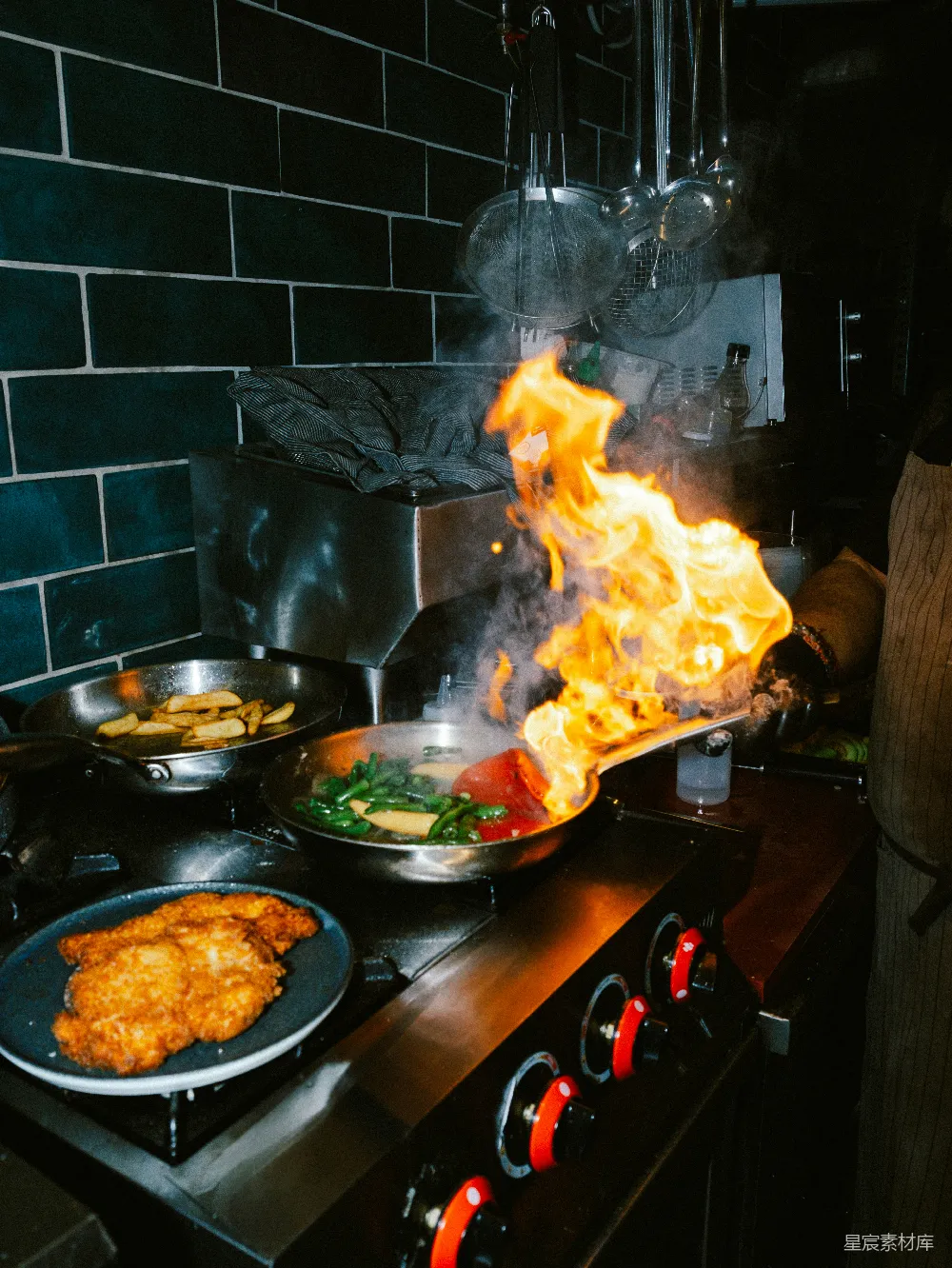 高清摄影 厨师在炉子上用平底锅煎炒食物。