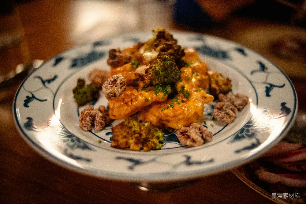 高清摄影 一盘配有西兰花和坚果的食品
