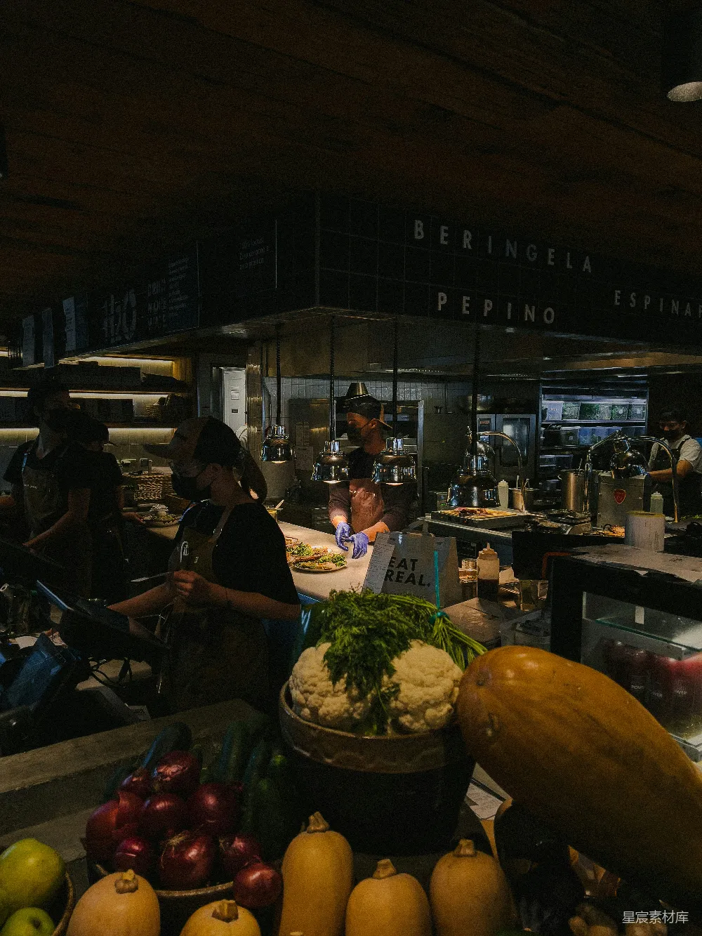 高清摄影 厨房里一群人正在准备食物