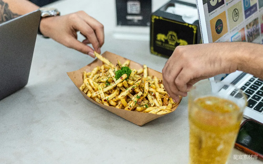 高清摄影 桌上一个人在切食物
