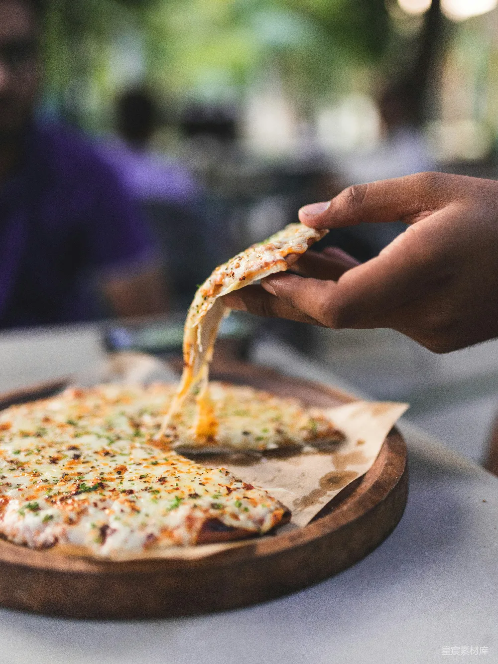 高清摄影 一个人正在咬着一片比萨 pizza。