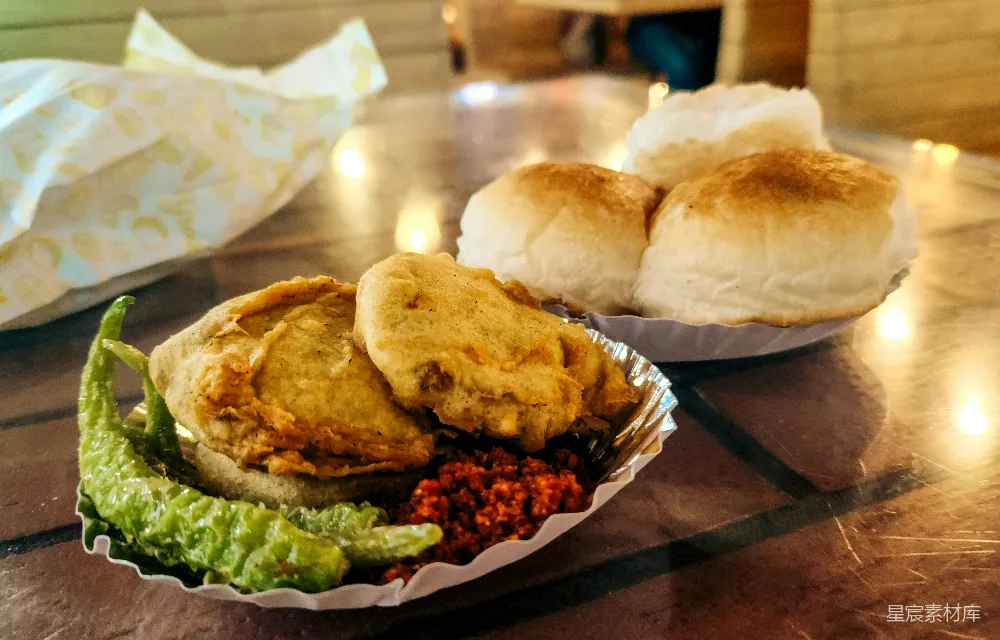高清摄影  Vadapav，一种流行的印度街头食物。