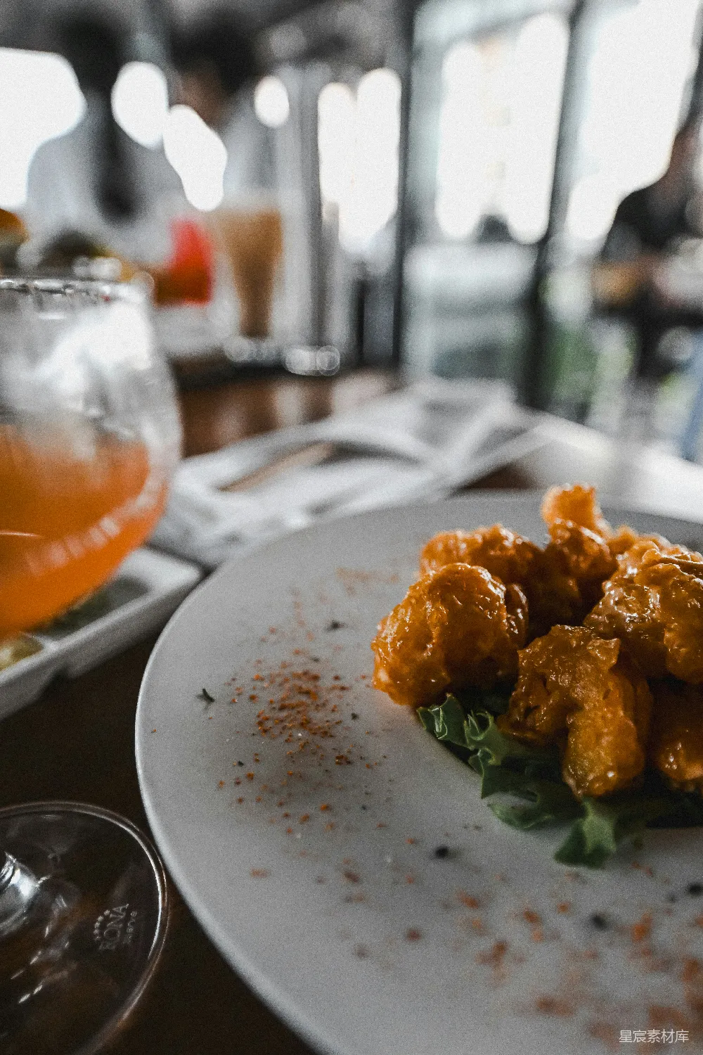 高清摄影  油炸酥脆的食物搭配橙色饮料。