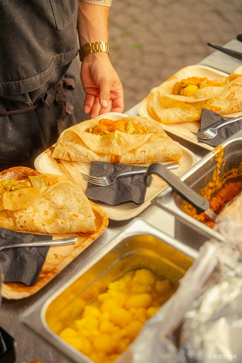 高清摄影 美味的卷饼食物正在一家小吃摊上供应。