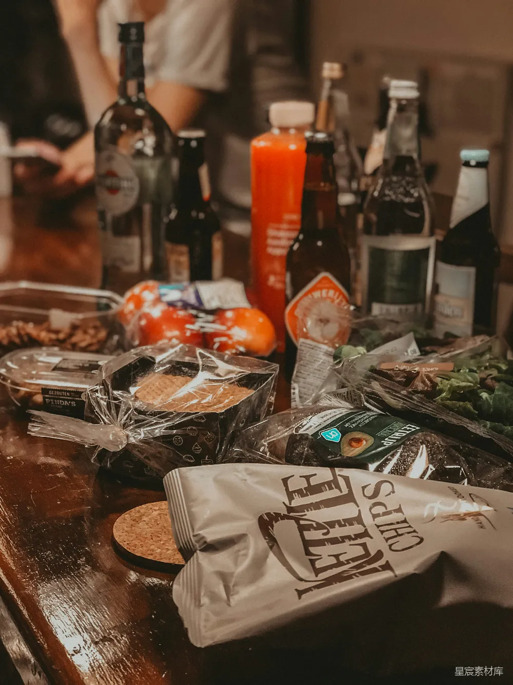 高清摄影  棕色木桌上的玻璃碗