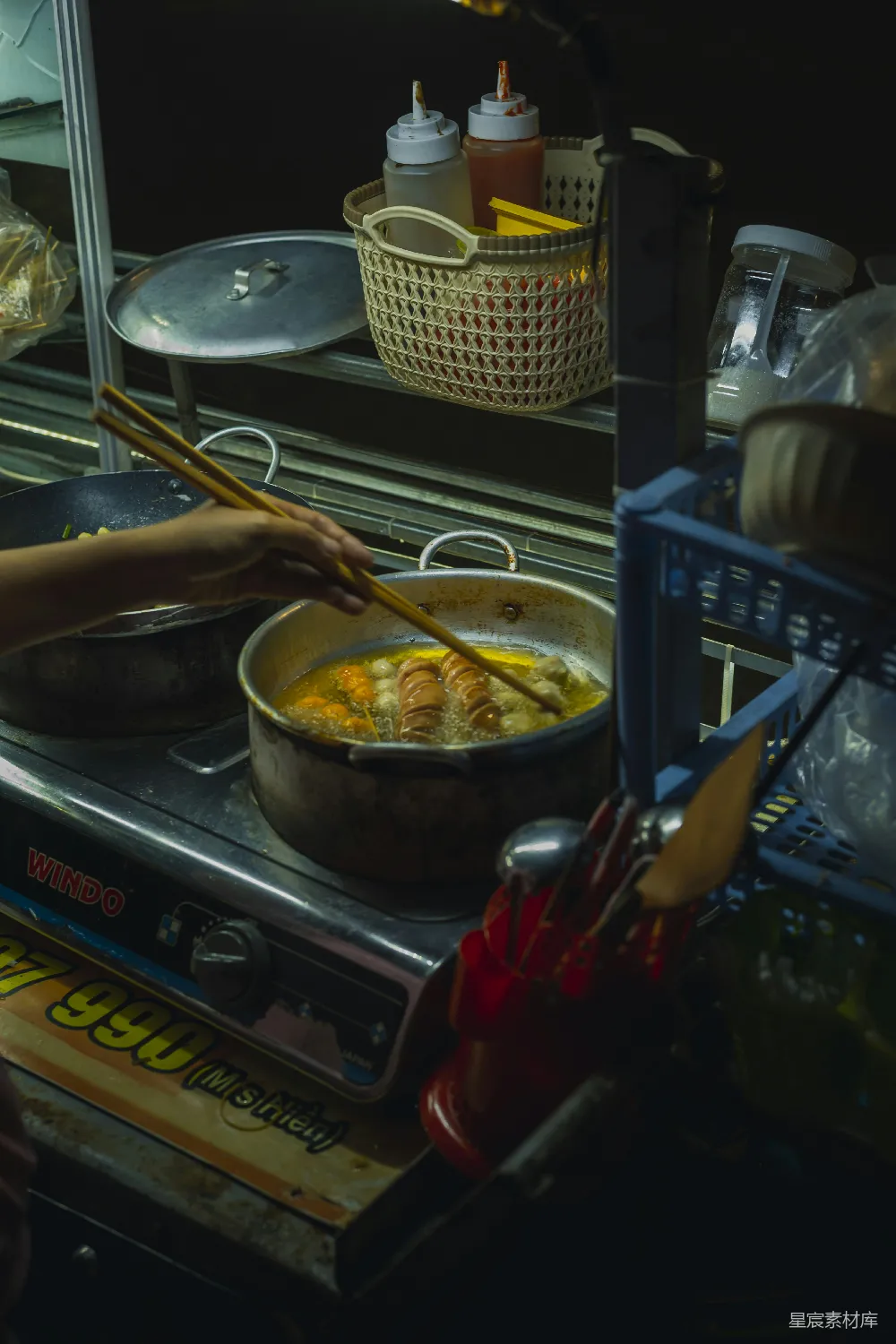 高清摄影  一个人在炉子上 cooking 食物