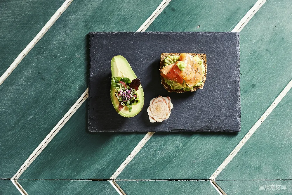 高清摄影 蓝木砧板上切好的 avocado 果肉