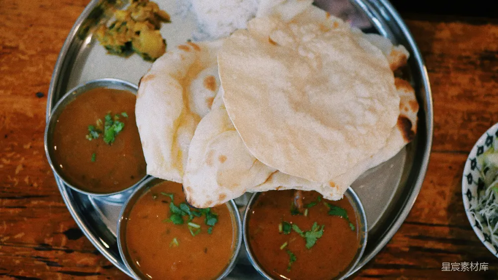 高清摄影 圆灰不锈钢托盘里的.roti