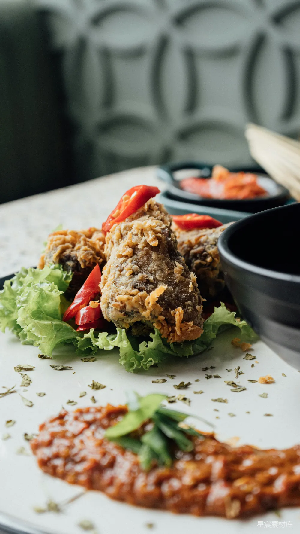 高清摄影 一块上面铺着肉和蔬菜的白盘子