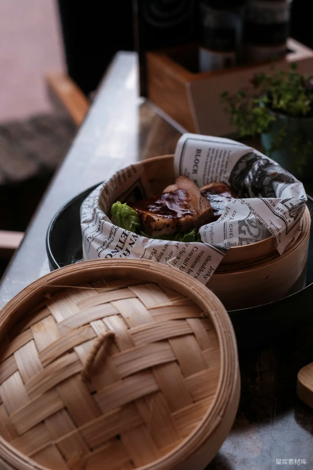 高清摄影 一张桌子上放着一个装满食物的篮子。