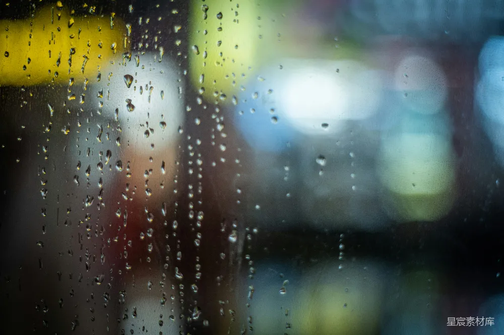 高清摄影 窗玻璃上滴落的雨珠，背景模糊