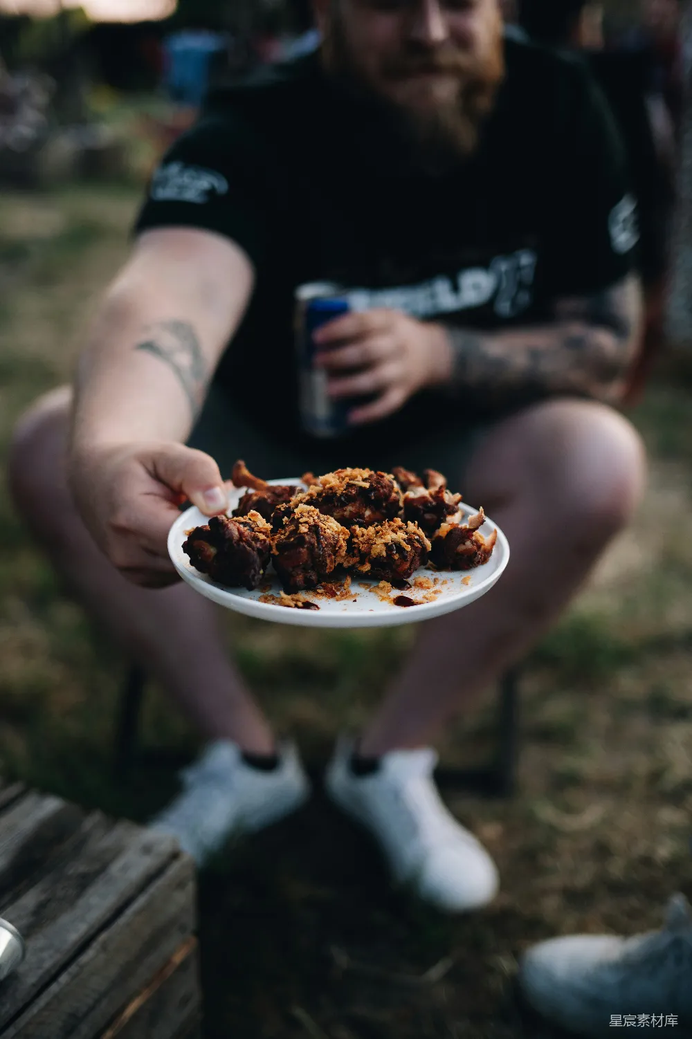 高清摄影  一个男人手里拿着一盘食物