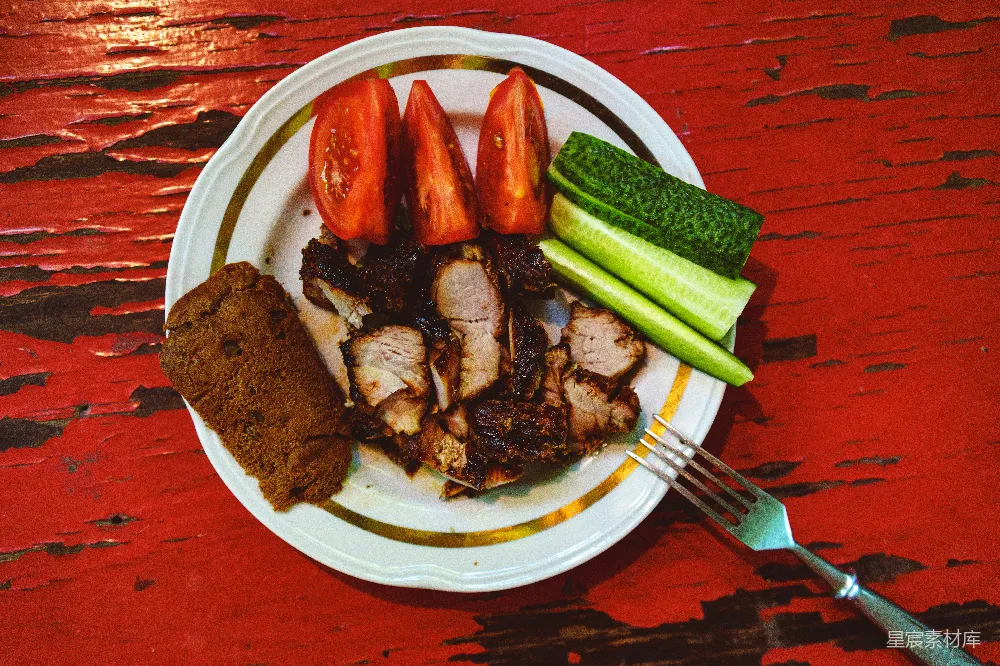 高清摄影  烤肉、新鲜蔬菜和黑面包的一 plate。