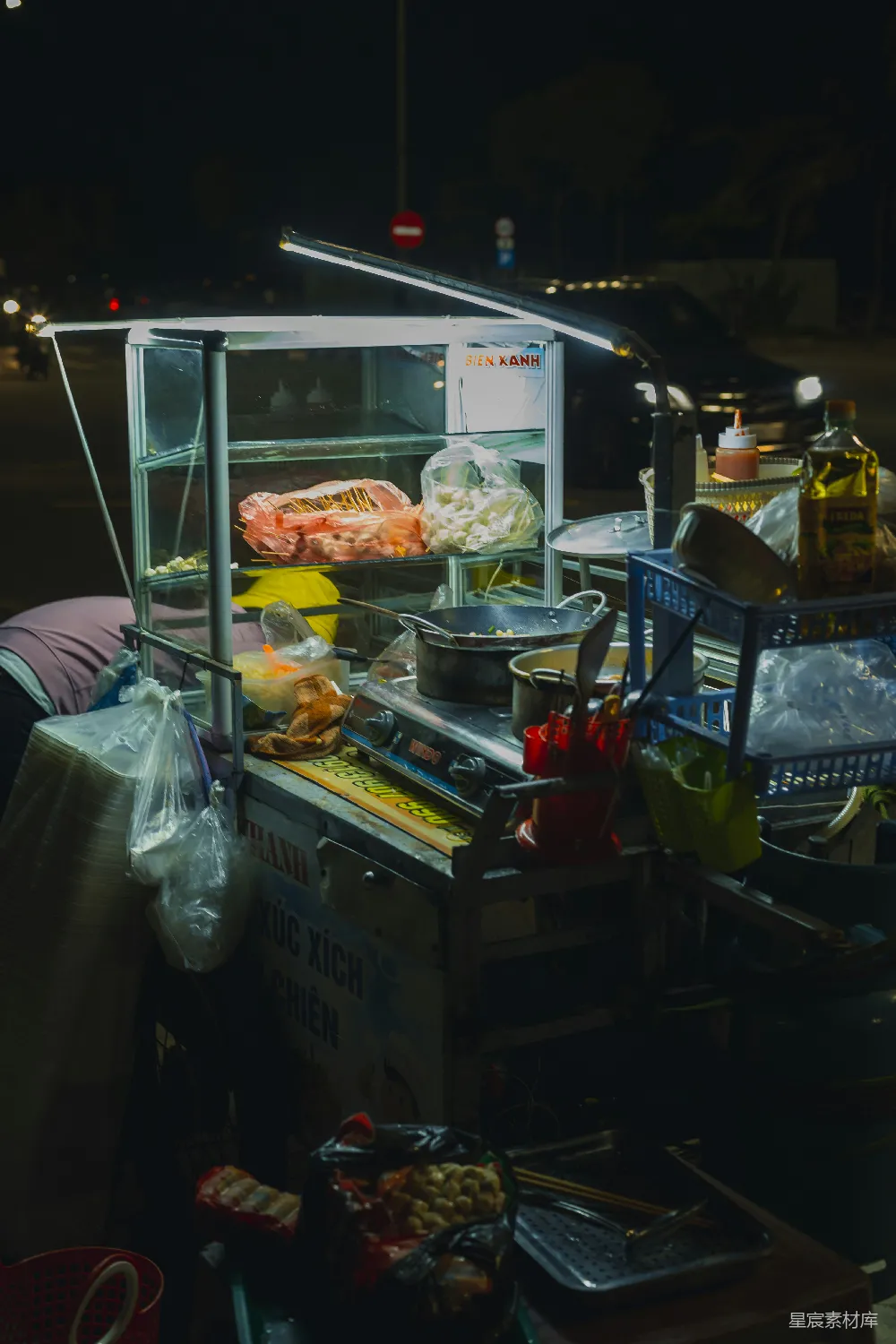 高清摄影 路边一辆食品车在夜晚摆放着