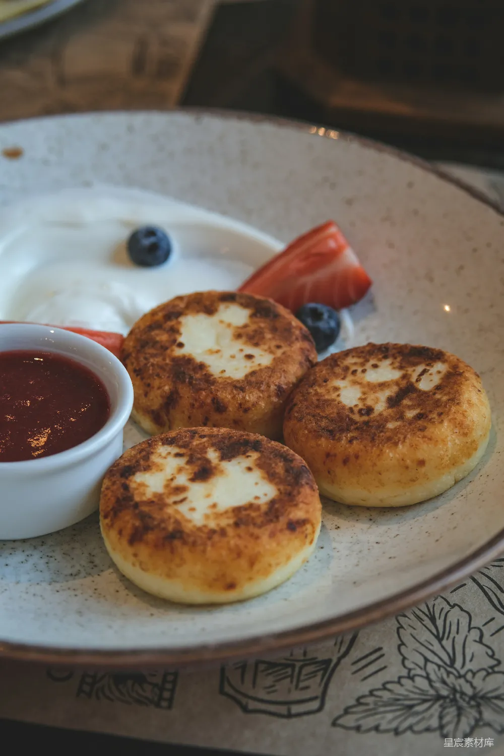 高清摄影 白色 plates 上放着三块小蛋糕。