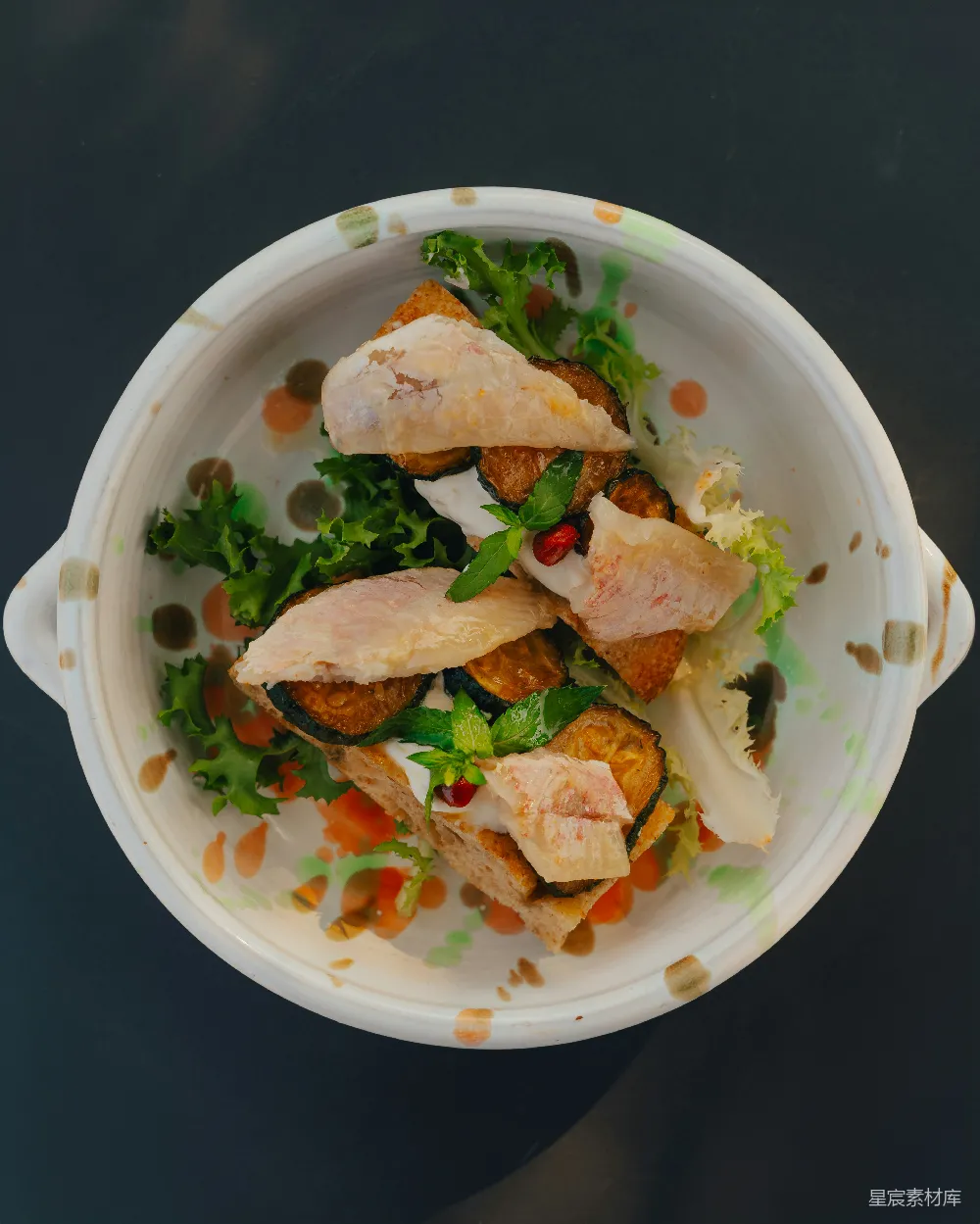 高清摄影  一只碗里盛满了肉和蔬菜。
