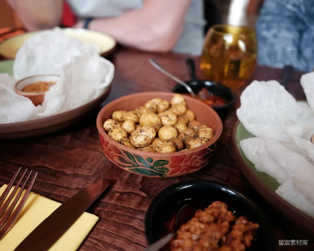 高清摄影 桌上盛放着一盘烤 chickpea，旁边配有蘸酱。